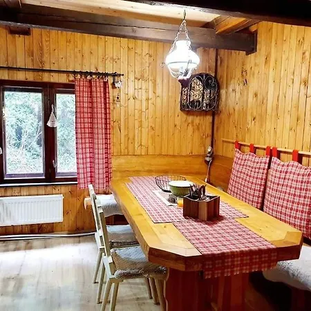 Carovna Pri Potoku S Krbom V Interieri Chalet